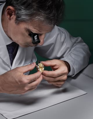 rubeljewelers-rolex-servicing-2234_rolex-sav_retailers_104_estimation_vérification_no_de_serie_boite_v5_portrait